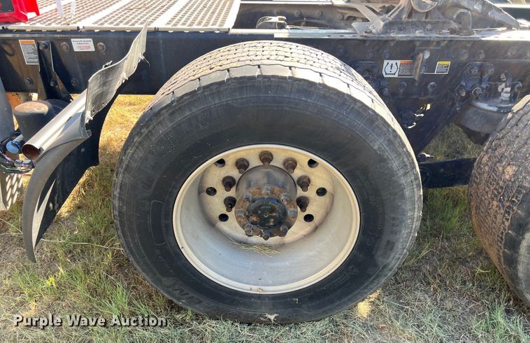 image for item EJ2894 2016 Kenworth  T880 semi truck