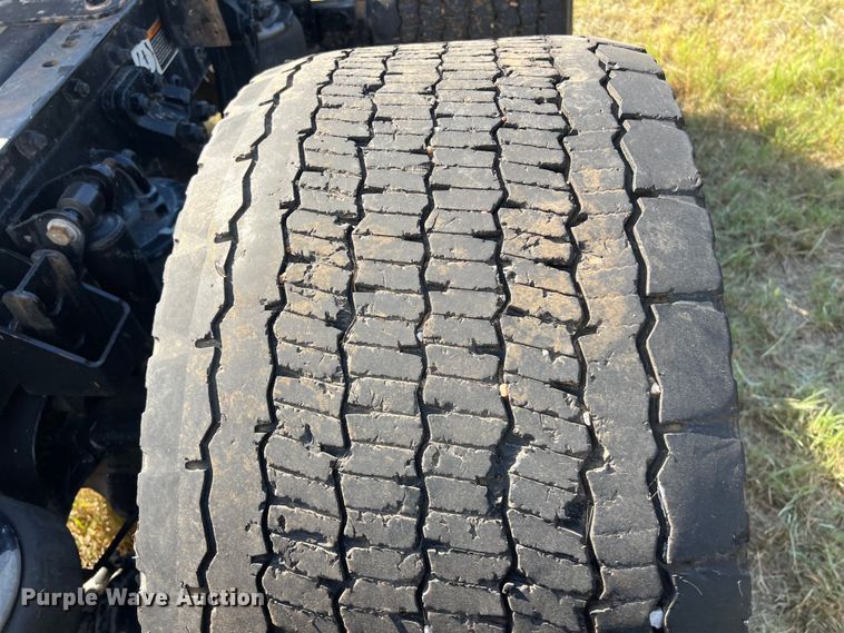 image for item EJ2894 2016 Kenworth  T880 semi truck