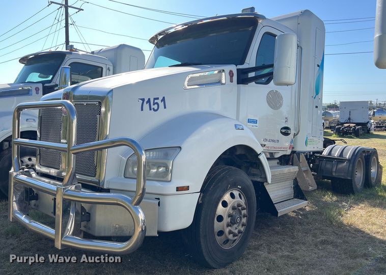 image for item EJ2895 2016 Kenworth  T880 semi truck