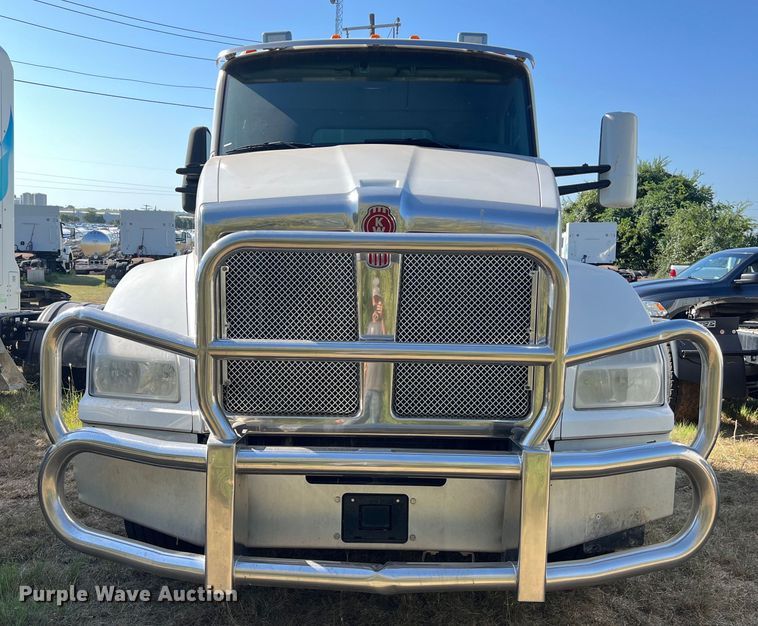 image for item EJ2895 2016 Kenworth  T880 semi truck