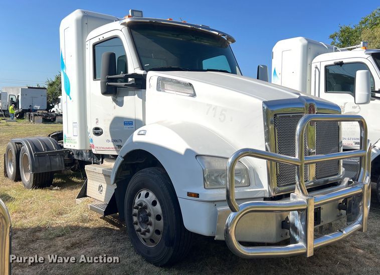 image for item EJ2895 2016 Kenworth  T880 semi truck