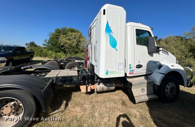 image for item EJ2895 2016 Kenworth  T880 semi truck
