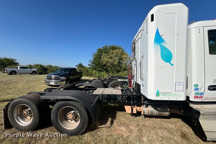 image for item EJ2895 2016 Kenworth  T880 semi truck