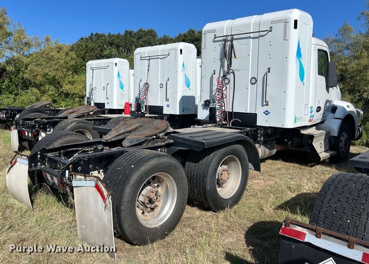 image for item EJ2895 2016 Kenworth  T880 semi truck