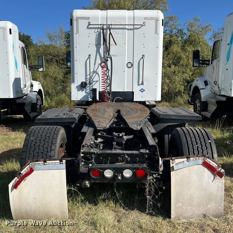 image for item EJ2895 2016 Kenworth  T880 semi truck