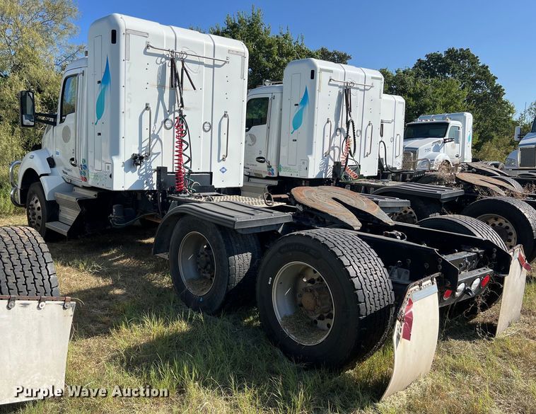 image for item EJ2895 2016 Kenworth  T880 semi truck