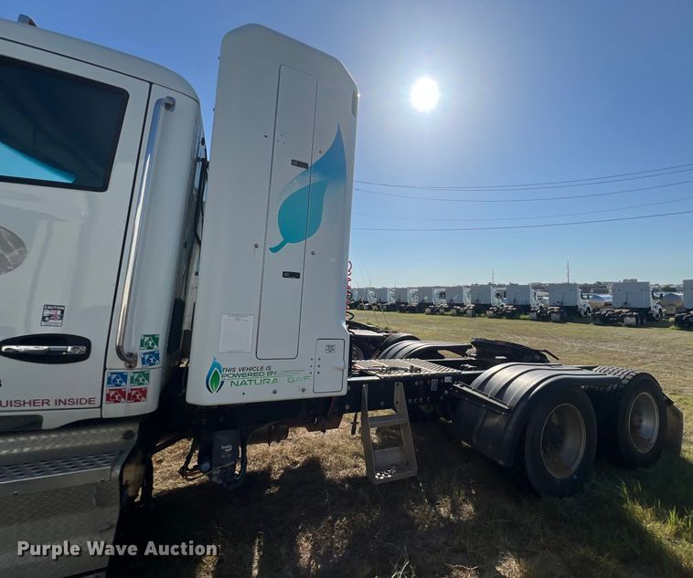 image for item EJ2895 2016 Kenworth  T880 semi truck