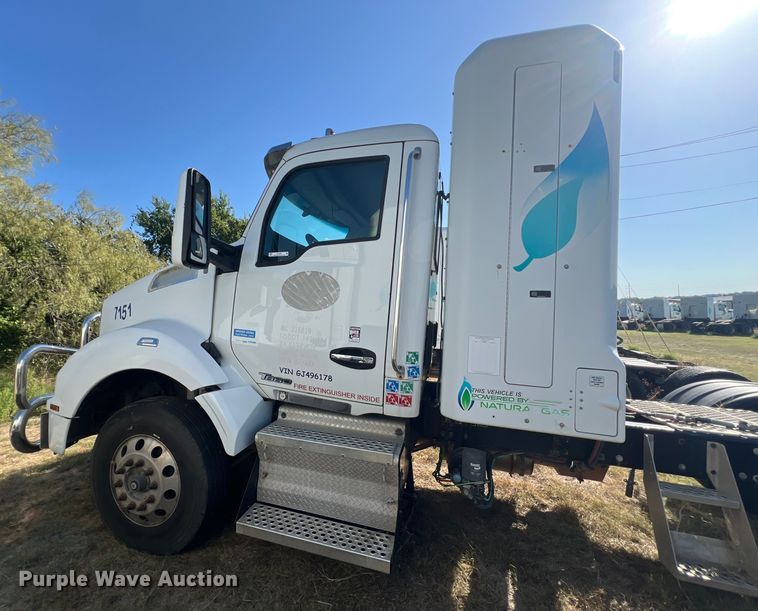 image for item EJ2895 2016 Kenworth  T880 semi truck