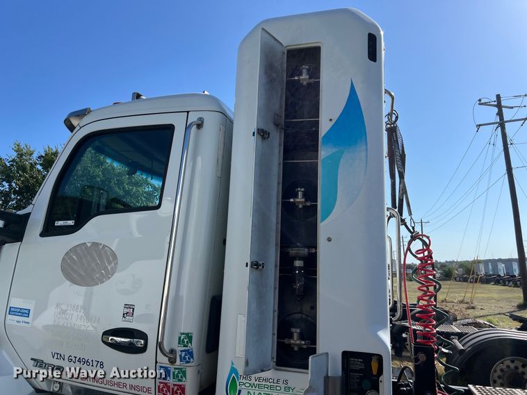 image for item EJ2895 2016 Kenworth  T880 semi truck