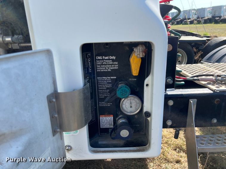 image for item EJ2895 2016 Kenworth  T880 semi truck