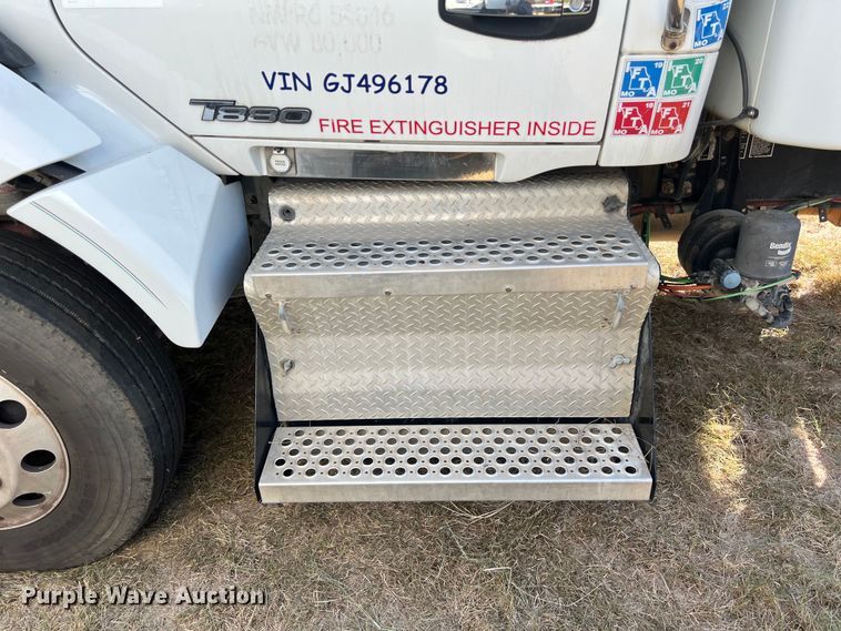 image for item EJ2895 2016 Kenworth  T880 semi truck