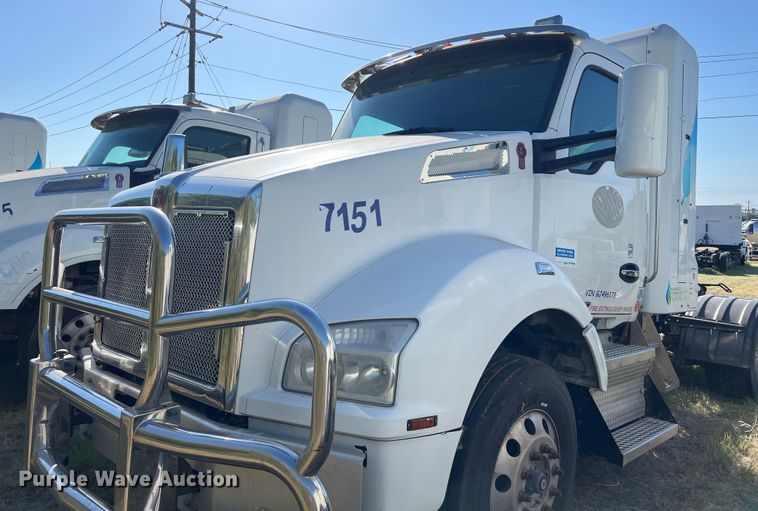 image for item EJ2895 2016 Kenworth  T880 semi truck
