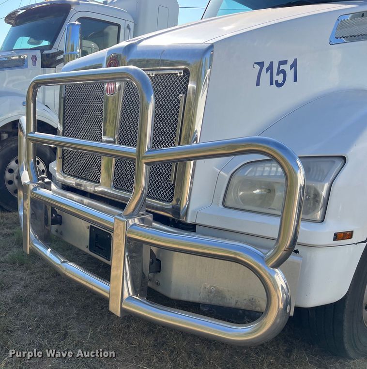 image for item EJ2895 2016 Kenworth  T880 semi truck