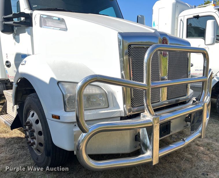 image for item EJ2895 2016 Kenworth  T880 semi truck