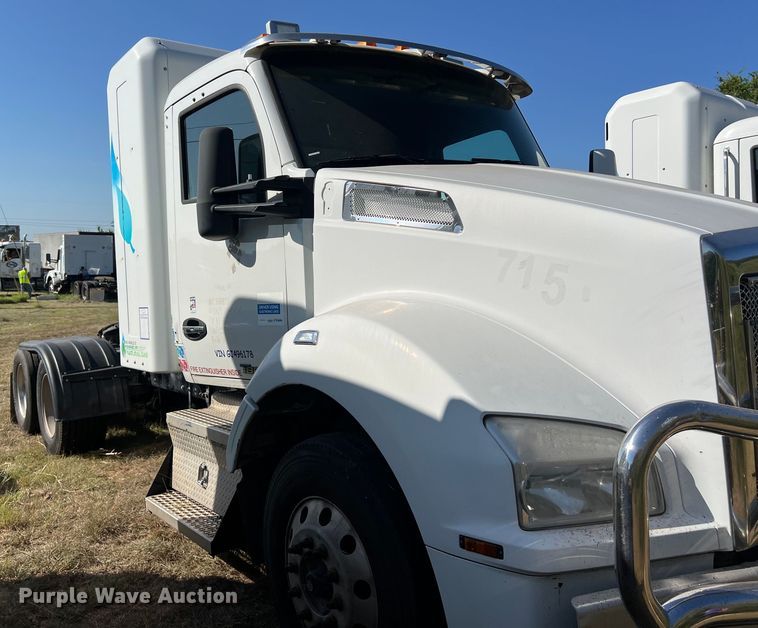 image for item EJ2895 2016 Kenworth  T880 semi truck