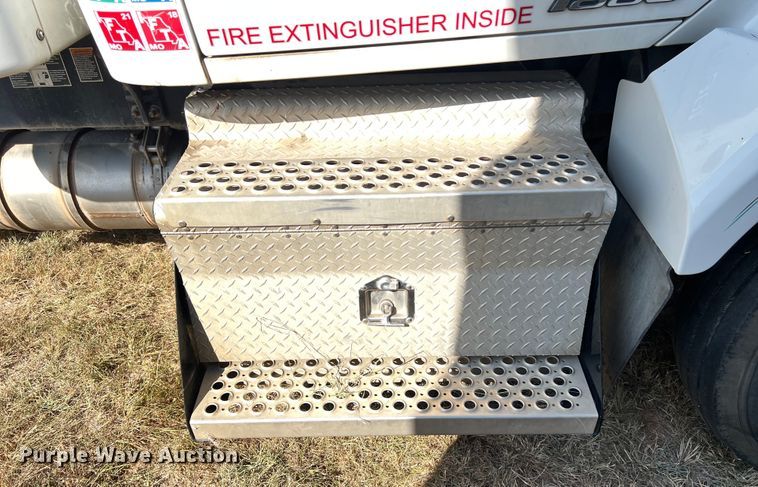 image for item EJ2895 2016 Kenworth  T880 semi truck