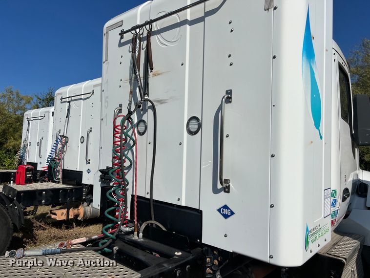 image for item EJ2895 2016 Kenworth  T880 semi truck