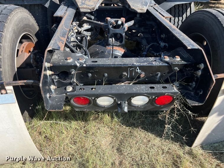 image for item EJ2895 2016 Kenworth  T880 semi truck