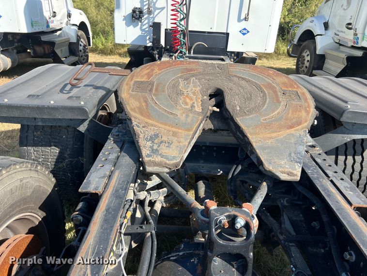 image for item EJ2895 2016 Kenworth  T880 semi truck