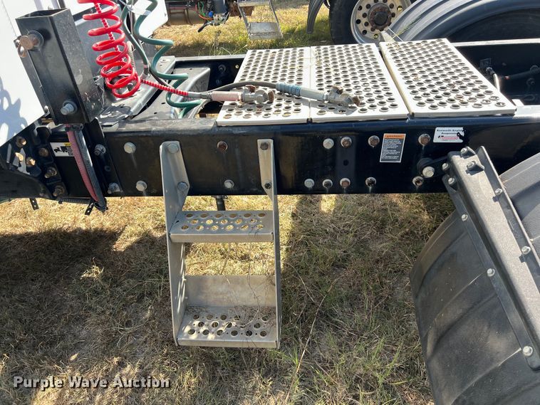 image for item EJ2895 2016 Kenworth  T880 semi truck