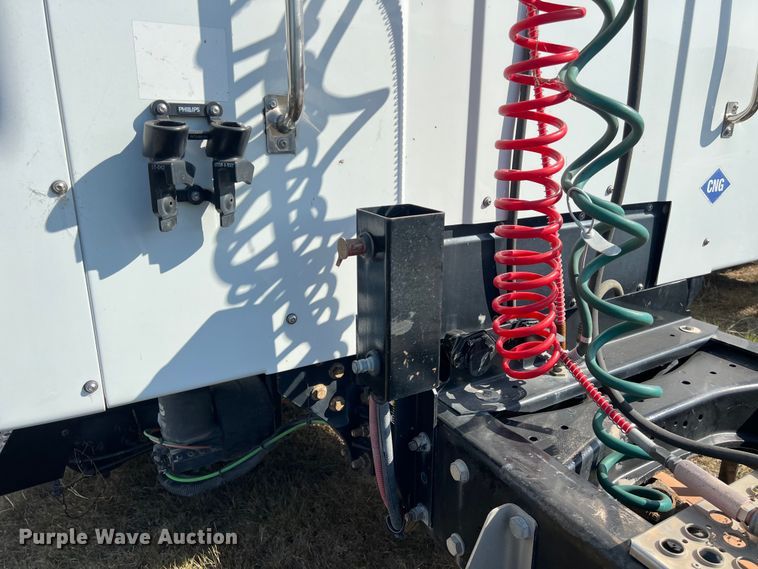 image for item EJ2895 2016 Kenworth  T880 semi truck