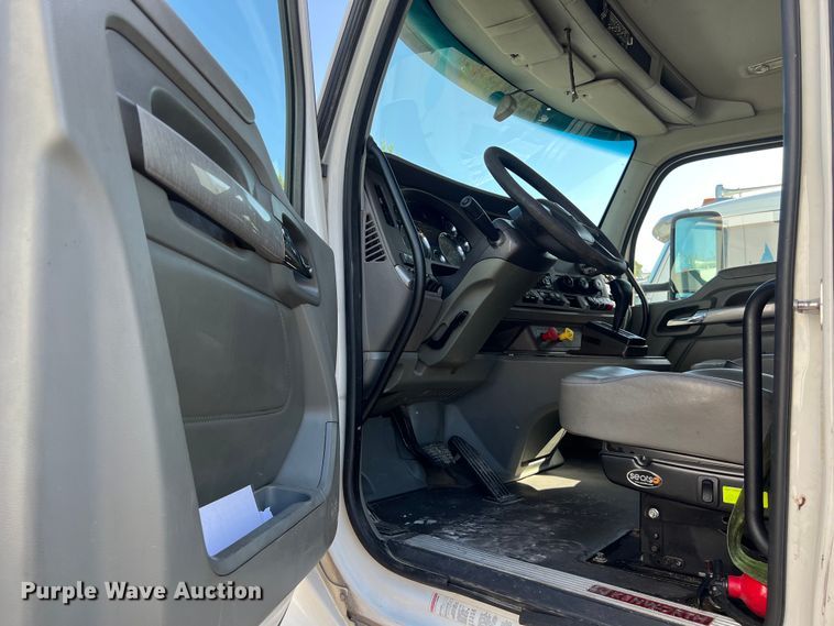 image for item EJ2895 2016 Kenworth  T880 semi truck