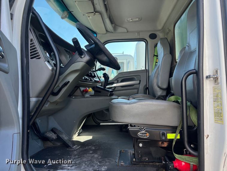 image for item EJ2895 2016 Kenworth  T880 semi truck