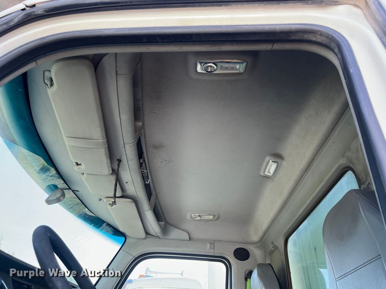 image for item EJ2895 2016 Kenworth  T880 semi truck