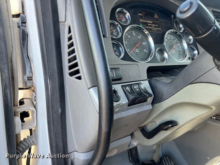 image for item EJ2895 2016 Kenworth  T880 semi truck