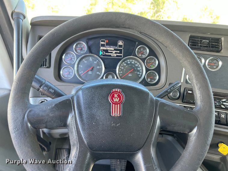 image for item EJ2895 2016 Kenworth  T880 semi truck