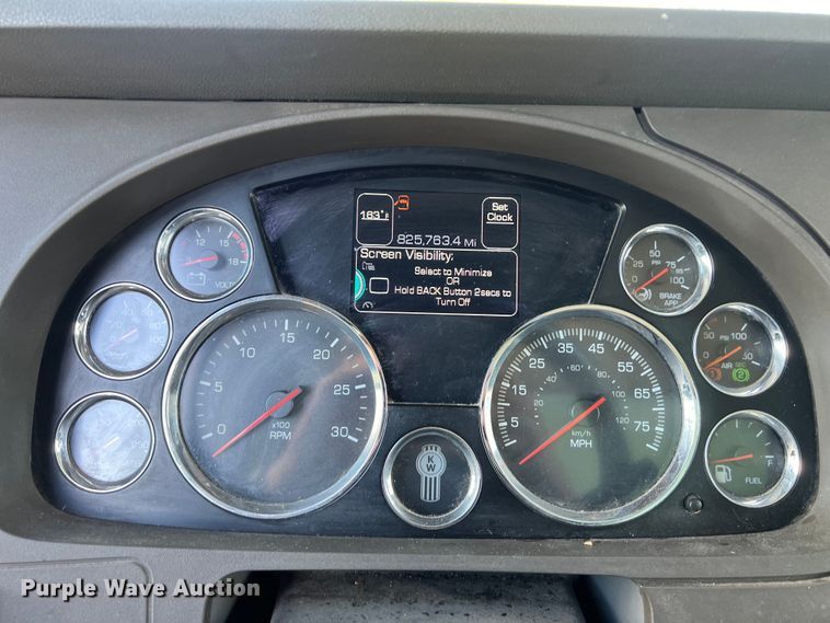 image for item EJ2895 2016 Kenworth  T880 semi truck