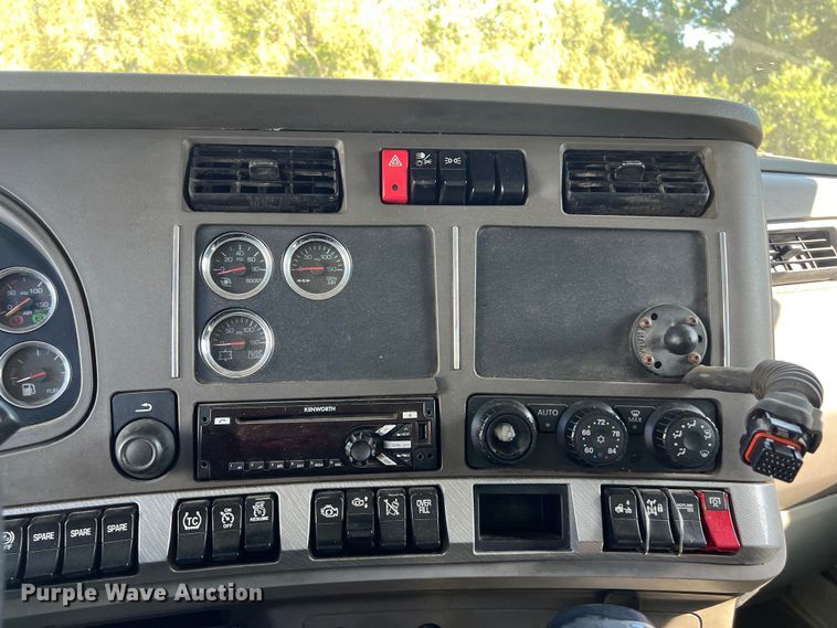 image for item EJ2895 2016 Kenworth  T880 semi truck