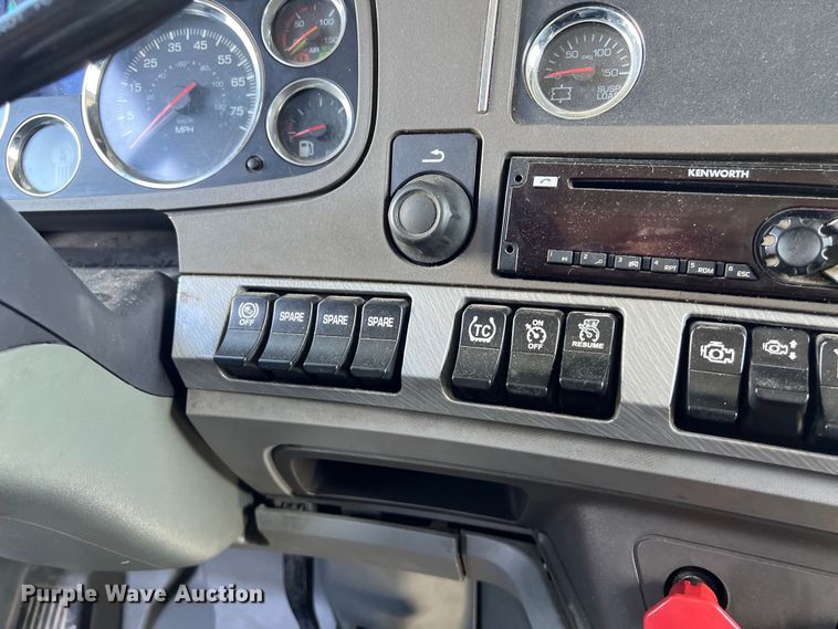 image for item EJ2895 2016 Kenworth  T880 semi truck