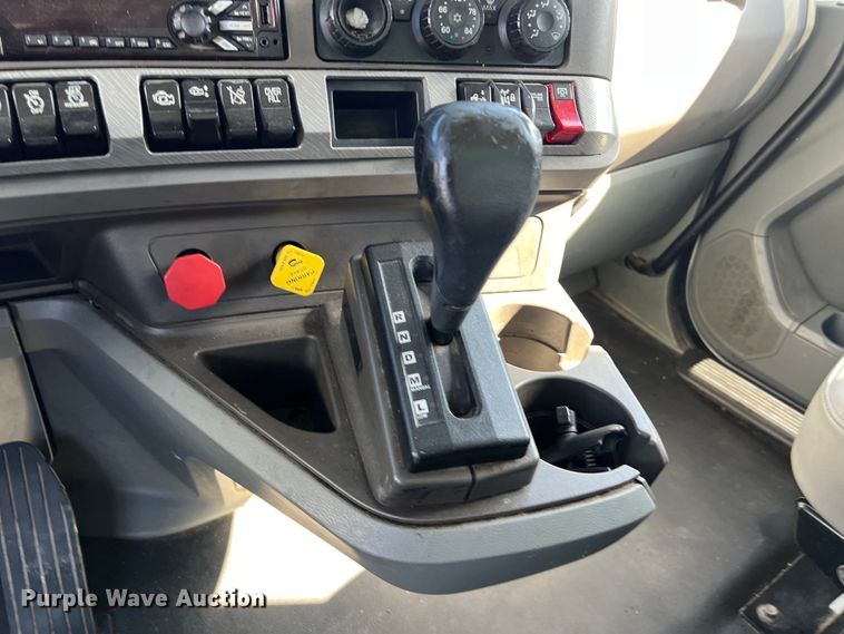 image for item EJ2895 2016 Kenworth  T880 semi truck