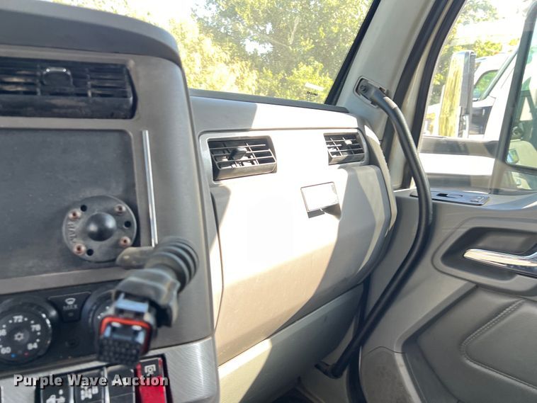 image for item EJ2895 2016 Kenworth  T880 semi truck