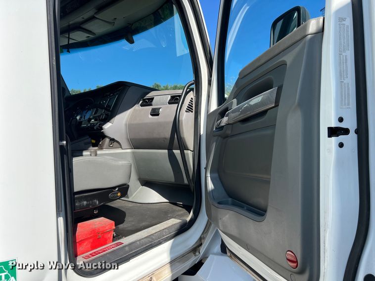 image for item EJ2895 2016 Kenworth  T880 semi truck