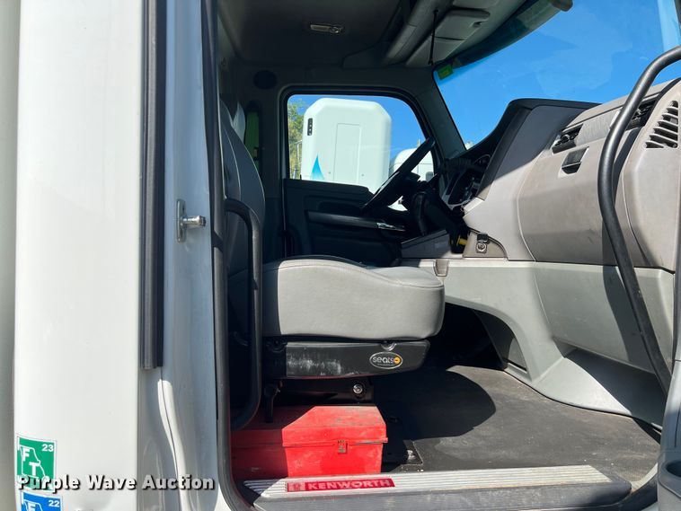 image for item EJ2895 2016 Kenworth  T880 semi truck