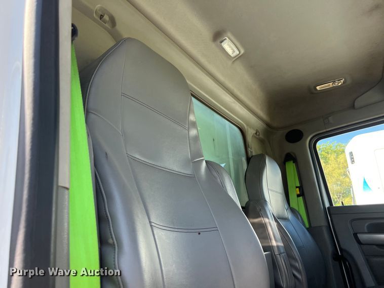 image for item EJ2895 2016 Kenworth  T880 semi truck