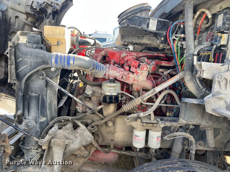 image for item EJ2895 2016 Kenworth  T880 semi truck