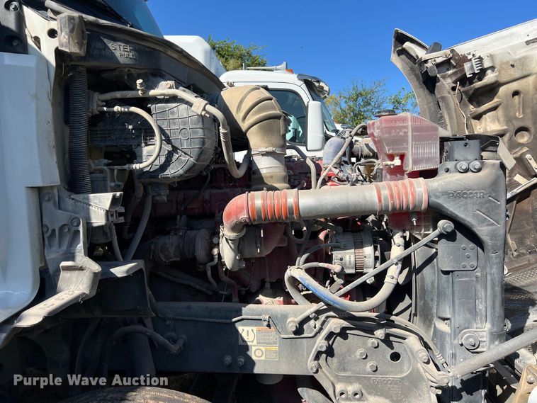 image for item EJ2895 2016 Kenworth  T880 semi truck