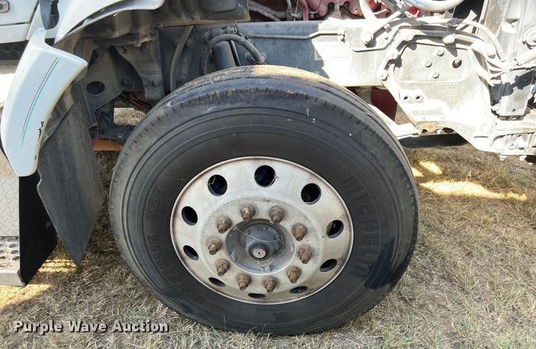 image for item EJ2895 2016 Kenworth  T880 semi truck