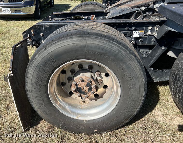 image for item EJ2895 2016 Kenworth  T880 semi truck