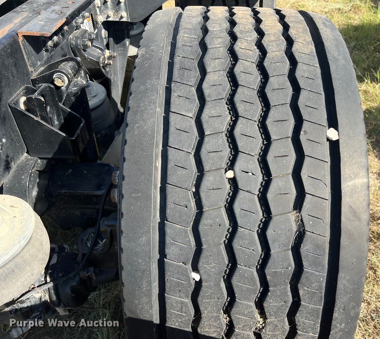 image for item EJ2895 2016 Kenworth  T880 semi truck