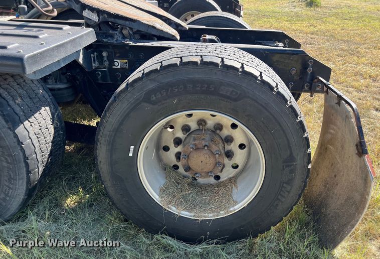 image for item EJ2895 2016 Kenworth  T880 semi truck