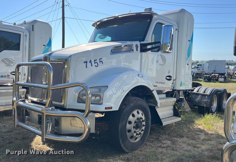 image for item EJ2896 2016 Kenworth  T880 semi truck