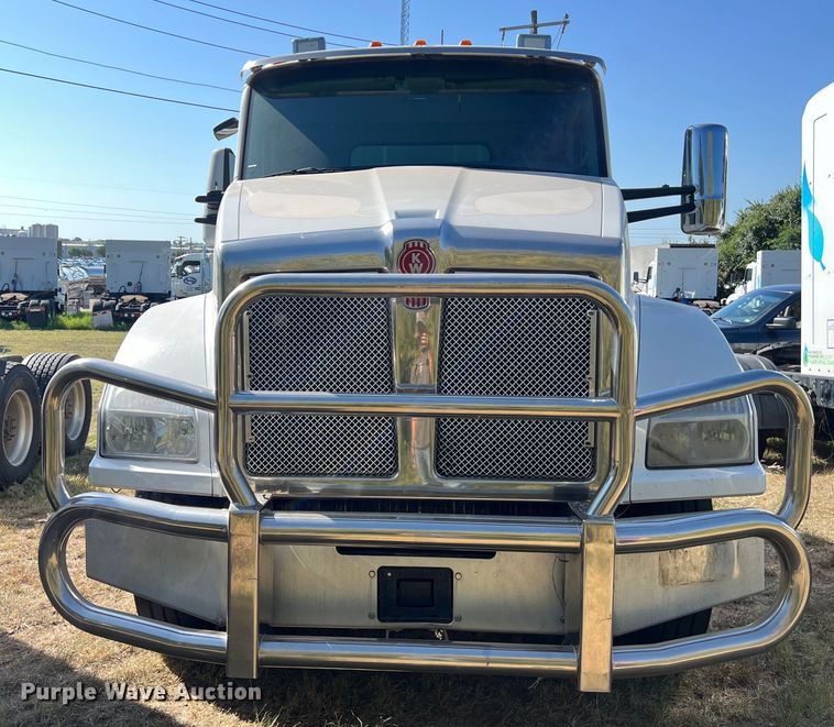 image for item EJ2896 2016 Kenworth  T880 semi truck