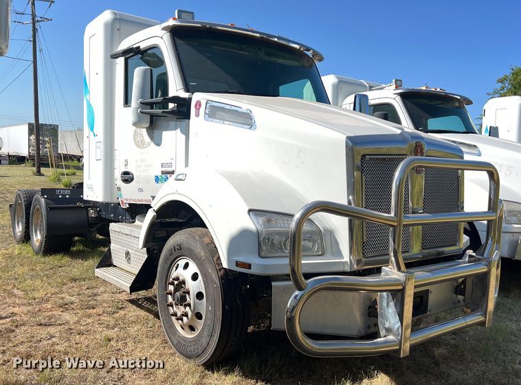 image for item EJ2896 2016 Kenworth  T880 semi truck