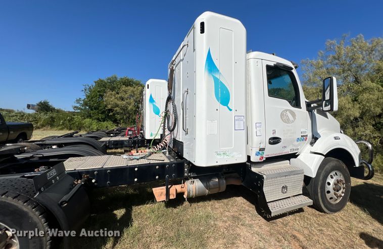 image for item EJ2896 2016 Kenworth  T880 semi truck