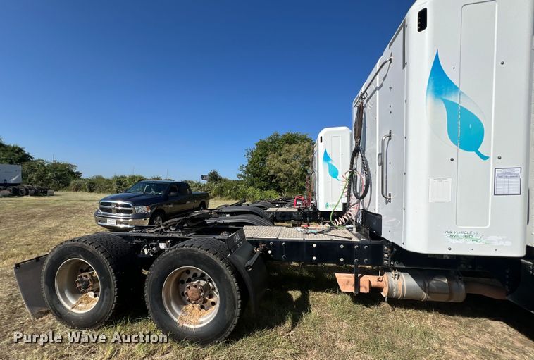 image for item EJ2896 2016 Kenworth  T880 semi truck