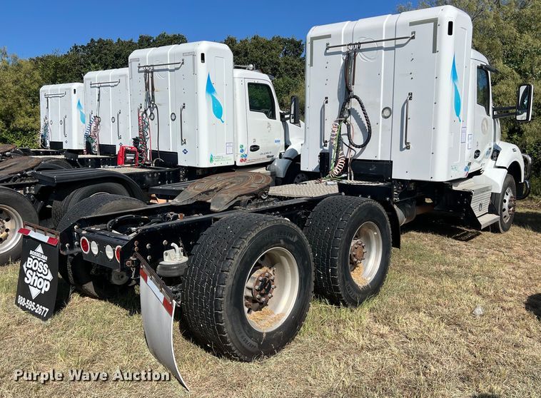 image for item EJ2896 2016 Kenworth  T880 semi truck